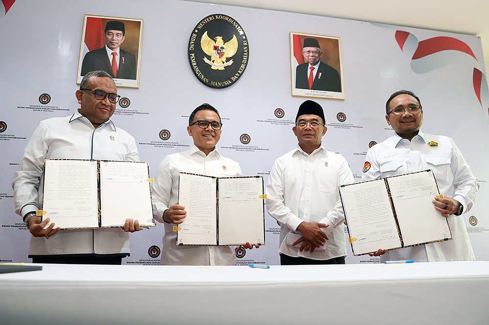 Penandatanganan Surat Keputusan Bersama (SKB) Tiga Menteri soal libur nasional dan cuti bersama tahun 2025. (BeritaNasional/Elvis Sendouw)