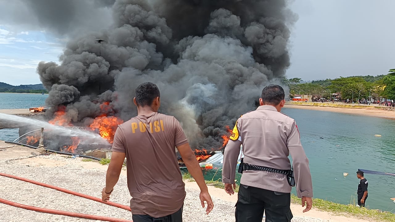 Speedboat Bela 72 yang terbakar sedang dievakuasi polisi setempat. (Foto/dok polisi)