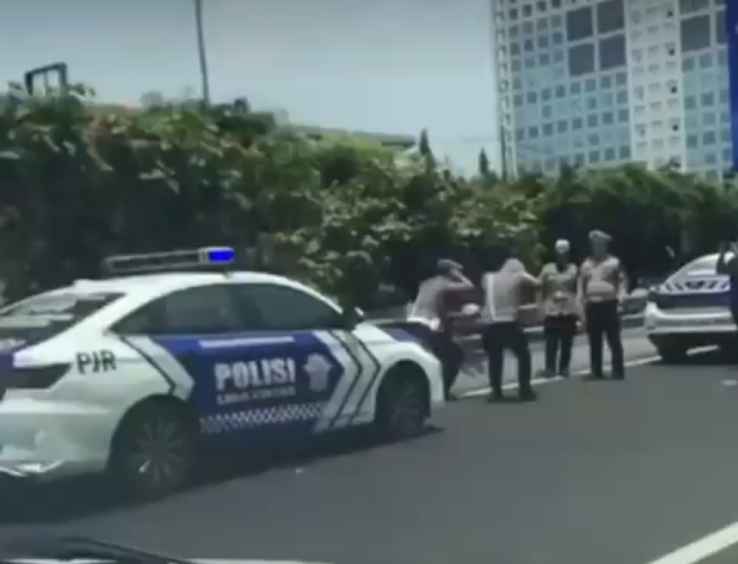 Polisi lalu lintas dihukum squat jump di tepi jalan tol. (Foto/ X @Pai_C1)