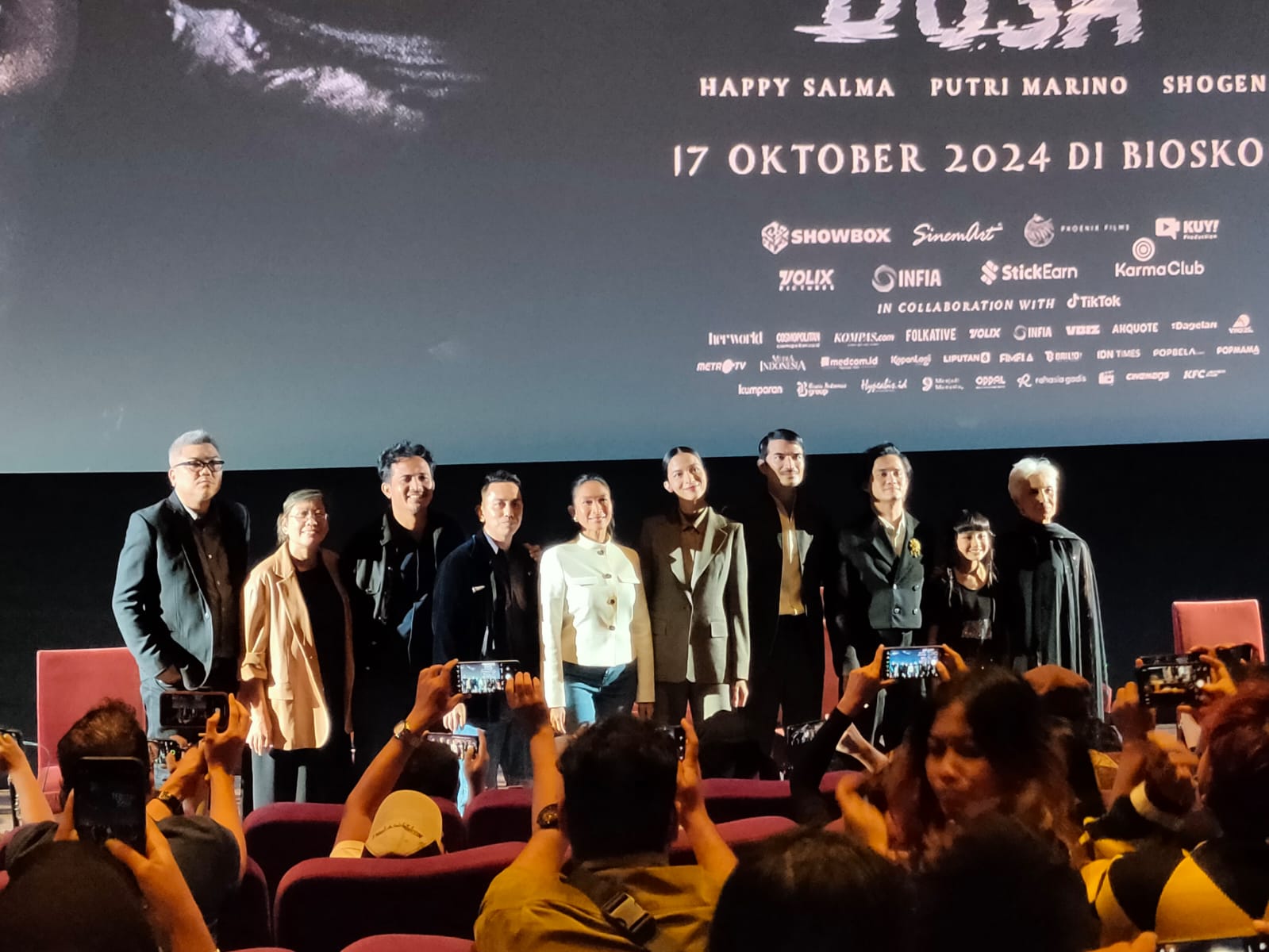 Para pemain dan sutradara film misteri horor Tebusan Dosa resmi saat jumpa pers di Epicentrum, Kuningan, Jaksel. (BeritaNasional/Bagas Kusumohadi)