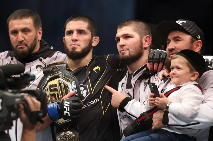 Khabib Nurmagomedov bersama rekan setimnya Islam Makhachev. (doc. MMA Fighting)