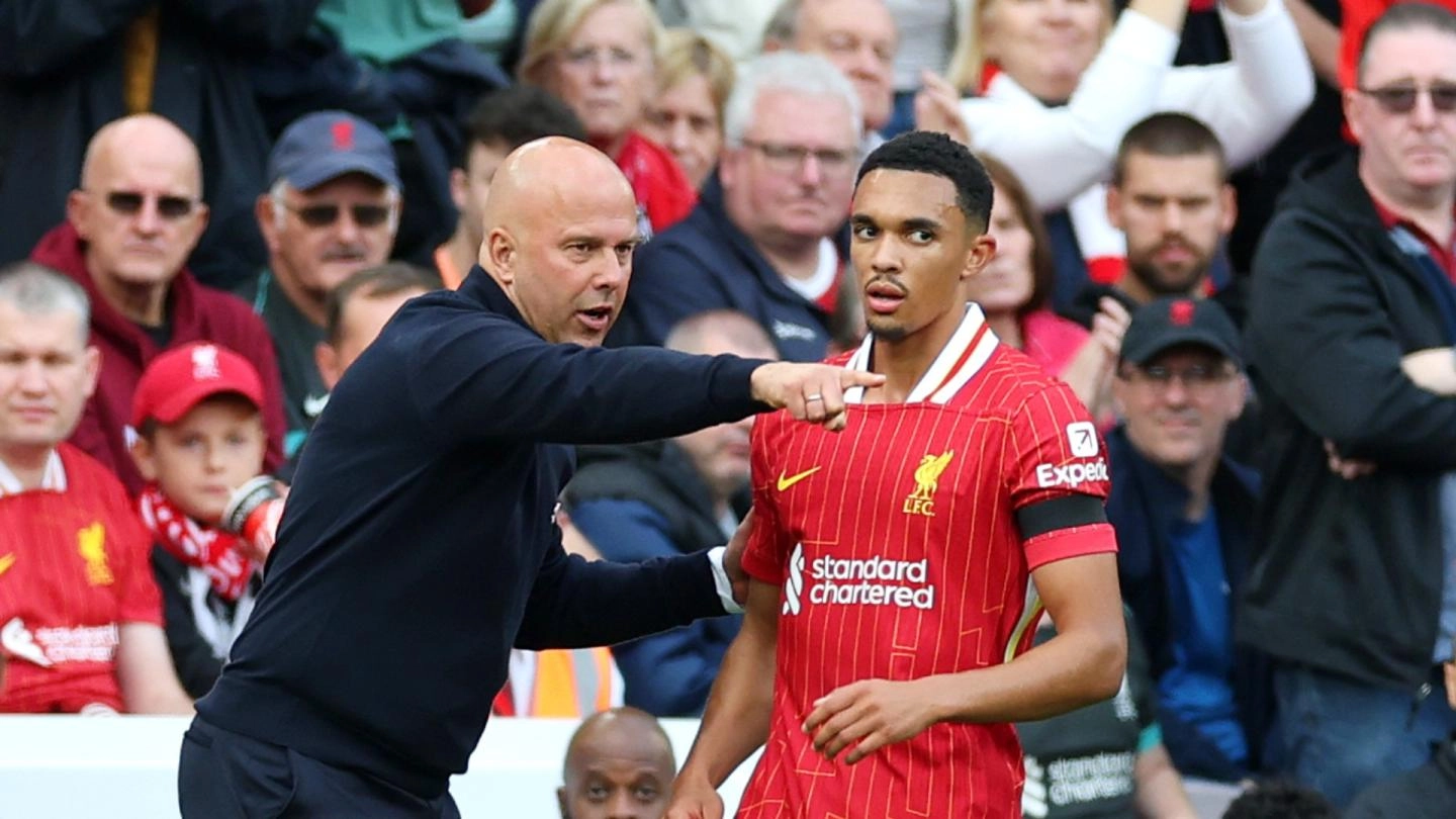 Pelatih Liverpool Arne Slot (kiri) memberikan instruksi kepada pemainnya, Trent Alexander-Arnold. (Foto/Liverpool FC)