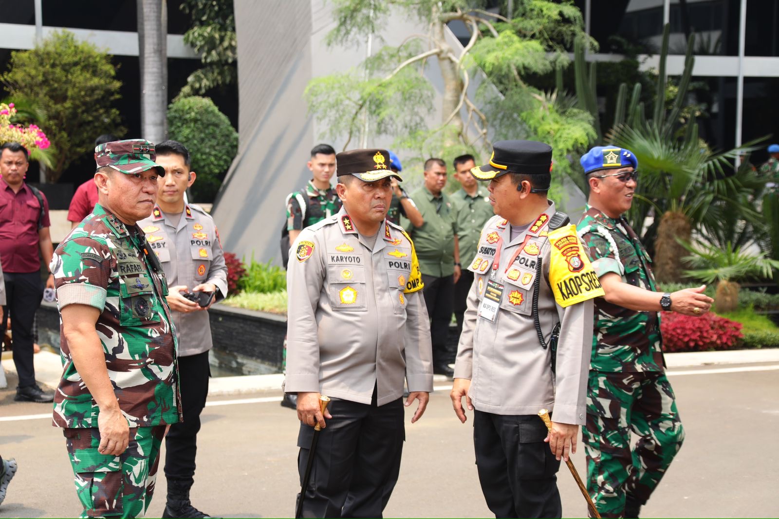 Pangdam Jaya Mayjen TNI Rafael Granada Baay dan Kapolda Metro Jaya Irjen Karyoto turun langsung pantau persiapan pengamanan. (Foto/Polda Metro).