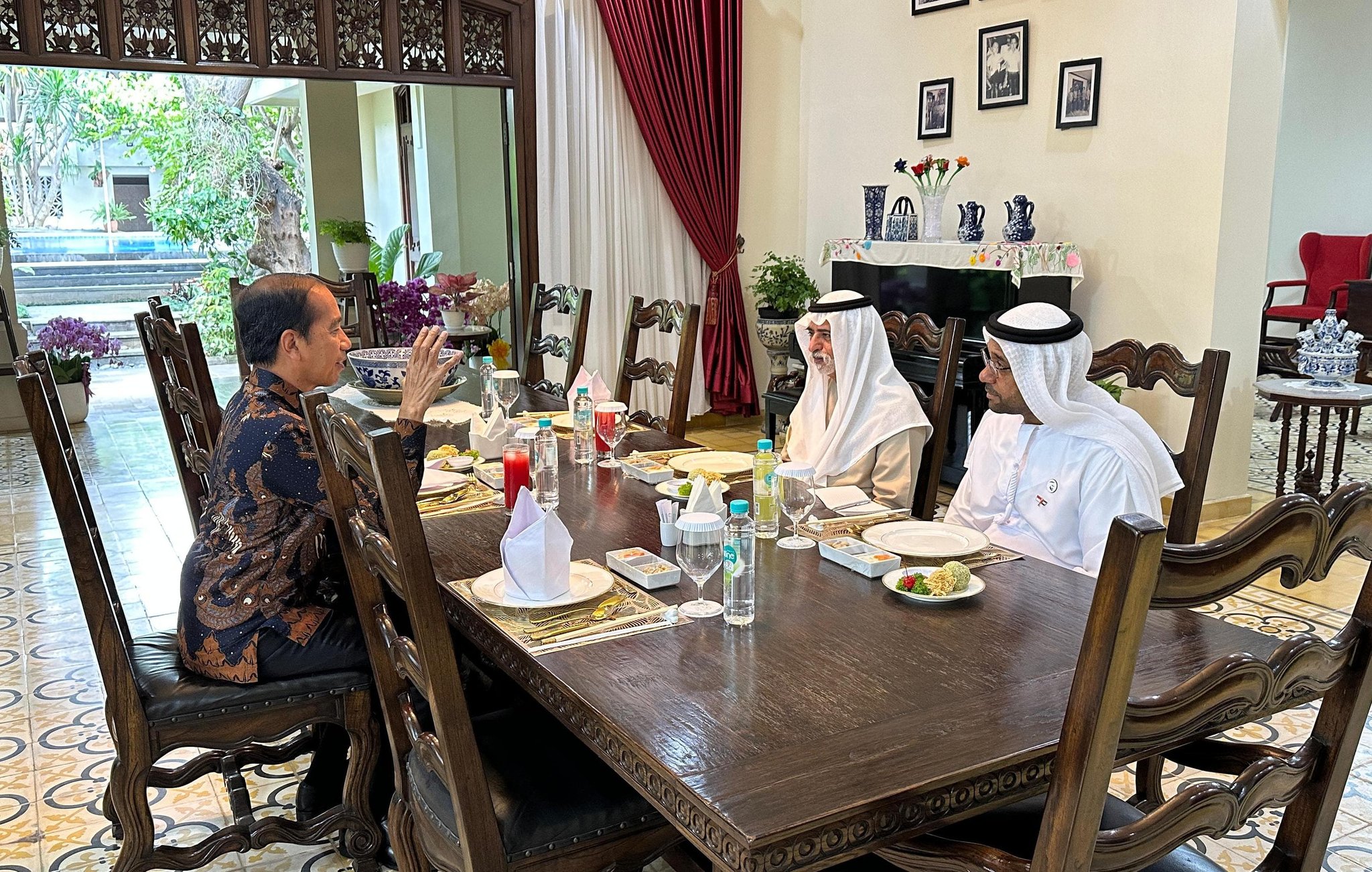 Jokowi bertemu Menteri Toleransi dan Koeksistensi Uni Emirat Arab (UEA) HH Sheikh Nahyan bin Mubarak Al Nahyan. (Foto/X/Jokowi).