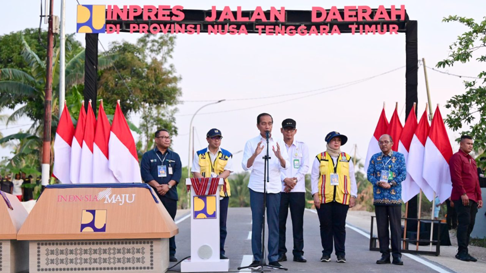 Presiden Jokowi saat meresmikan ruas jalan di NTT. (Foto/BPMI).