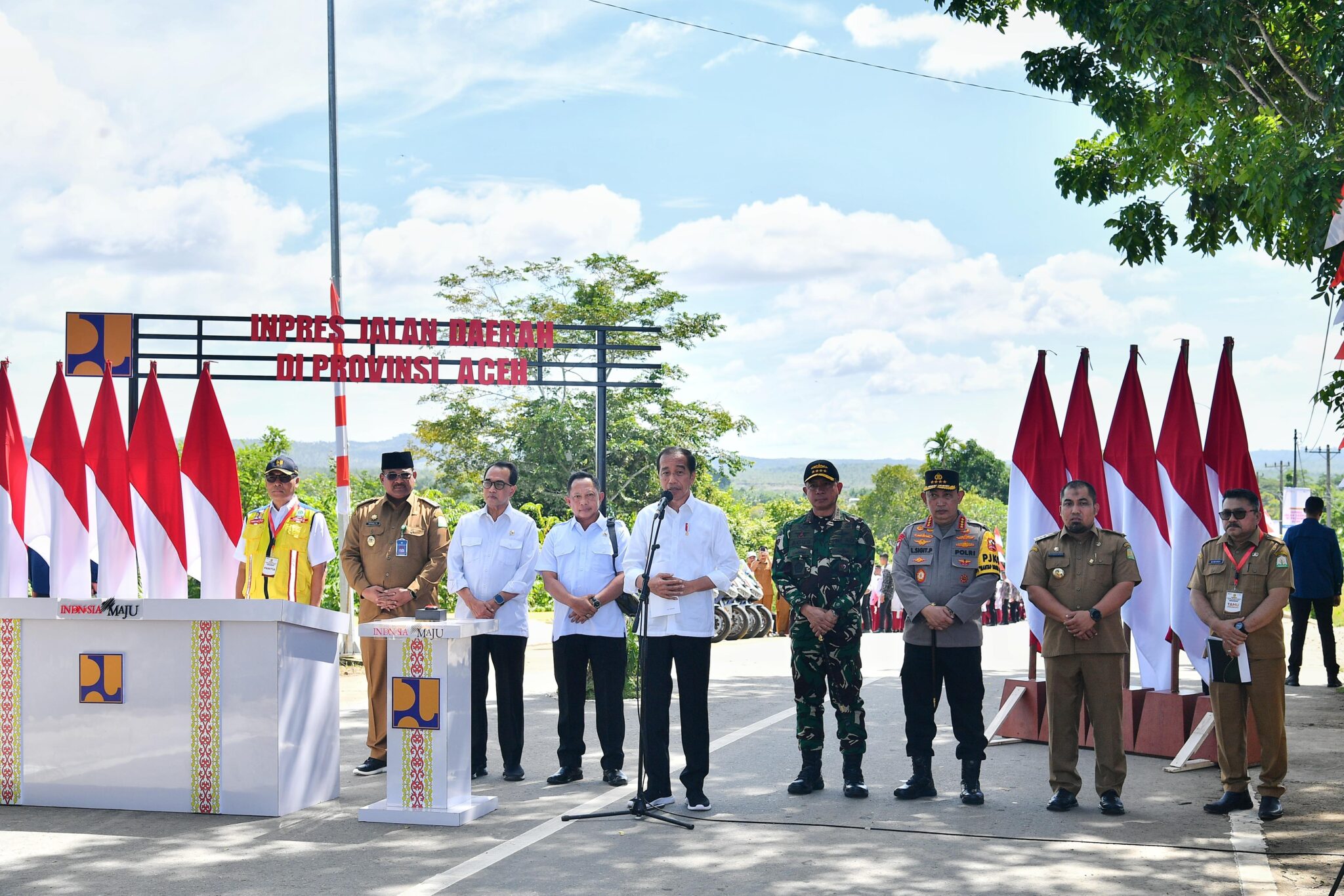 Presiden Jokowi saat meresmikan jalan di Aceh. (Foto/BPMI).