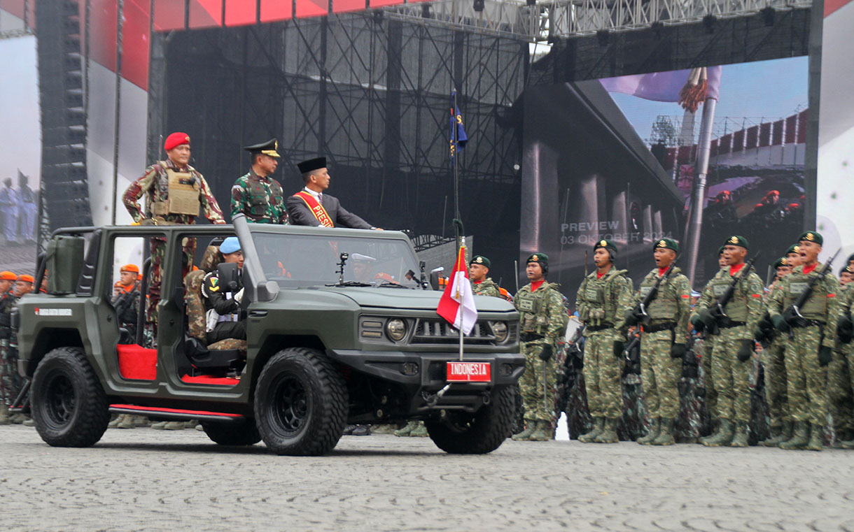 Prajurit TNI melakukan gladi bersih upacara menjelang peringatan Hari Ulang Tahun (HUT) ke-79 TNI di kawasan Monas, Jakarta. (BeritaNasional/Oke Atmaja)