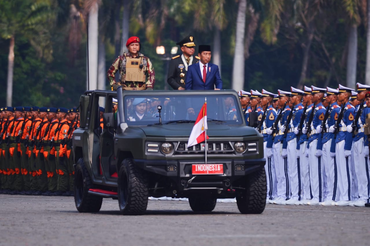 Presiden Jokowi saat mengikuti peringatan HUT TNI. (BeritaNasional/Oke Atmaja)