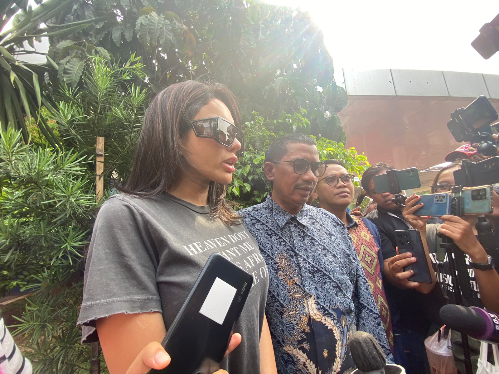 Artis Nikita Mirzani saat diwawancarai. (BeritaNasional/Bachtiarudin)