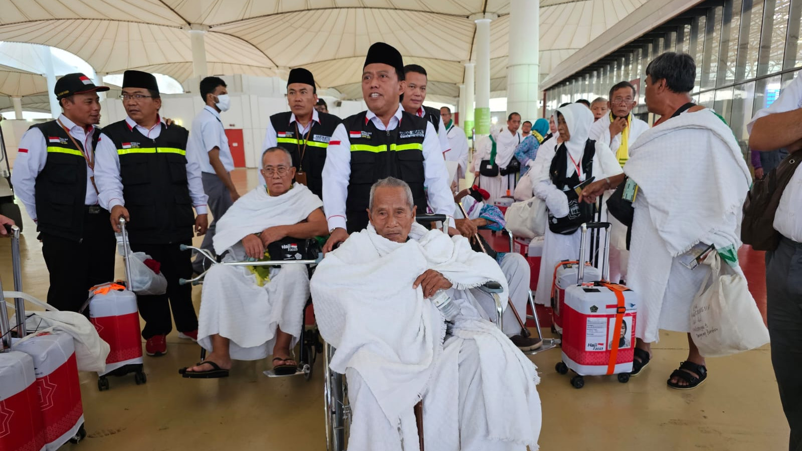 Petugas haji sedang melayani calon jemaah haji. (Foto/Kemenag)