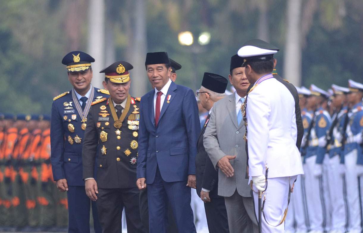 Presiden Jokowi dan Menhan Prabowo saat menghadiri HUT TNI. (BeritaNasional/Oke Atmaja).