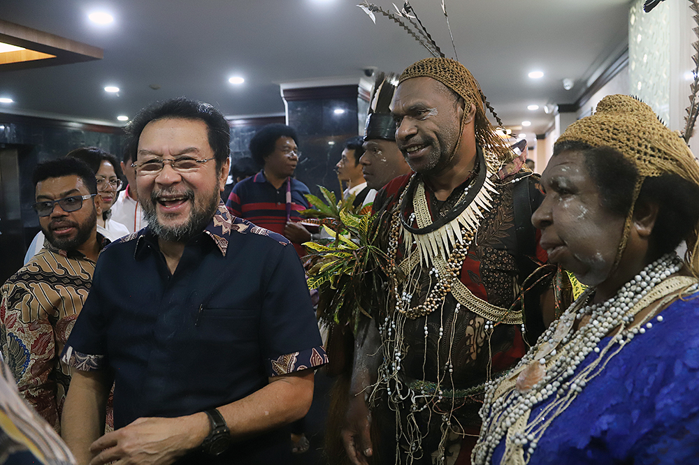 Wakil Ketua DPD RI Yorrys Raweyai menerima delegasi masyarakat Merauke, Papua Selatan. (BeritaNasional/Elvis Sendouw)