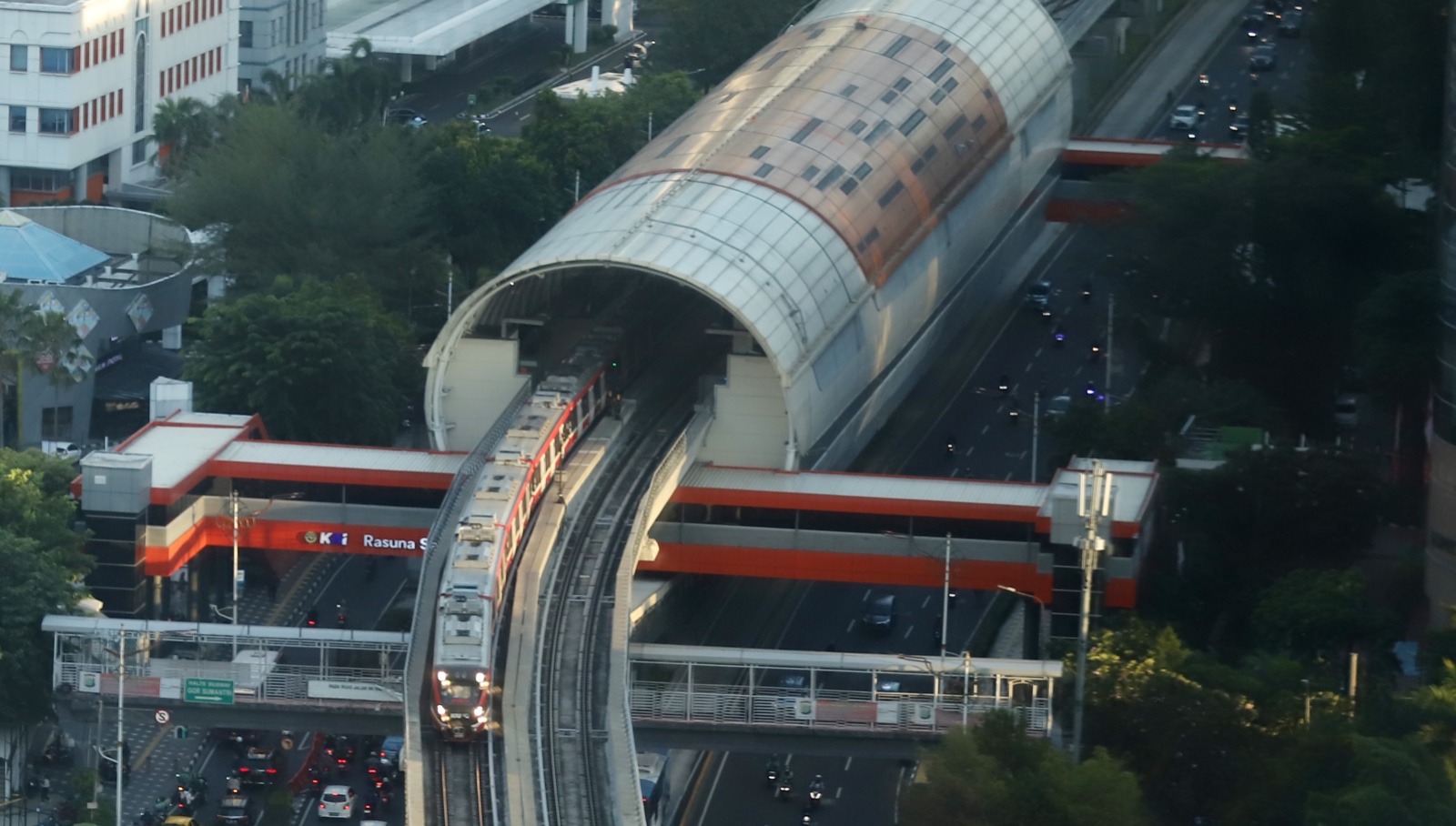 Naik LRT Jakarta hanya Rp 1 hari ini. (BeritaNasional/Oke Atmaja)