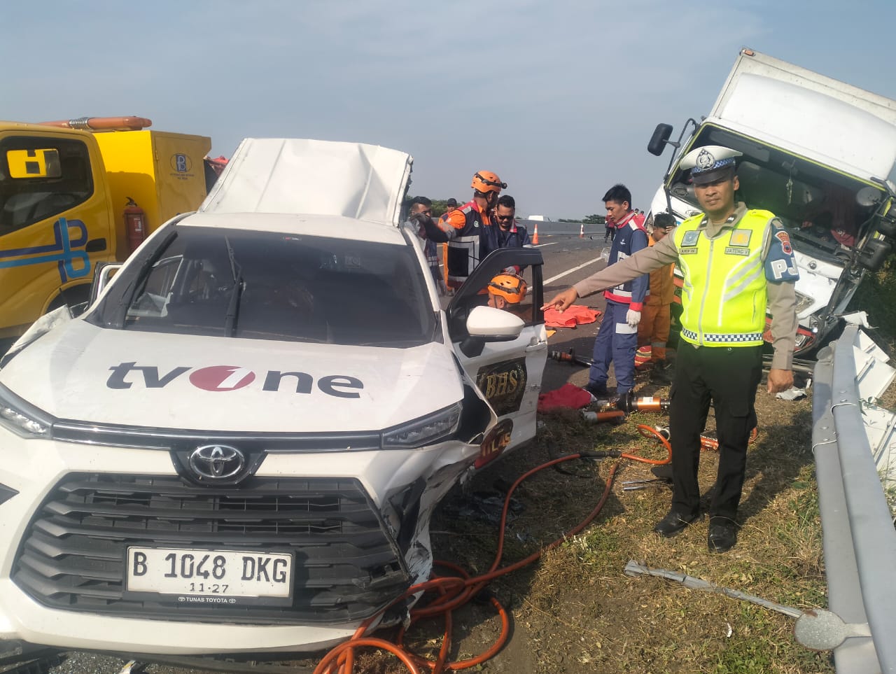 Kondisi mobil kru TV One alami kecelakaan di Tol Pemalang - Jawa Tengah (Foto/istimewa).