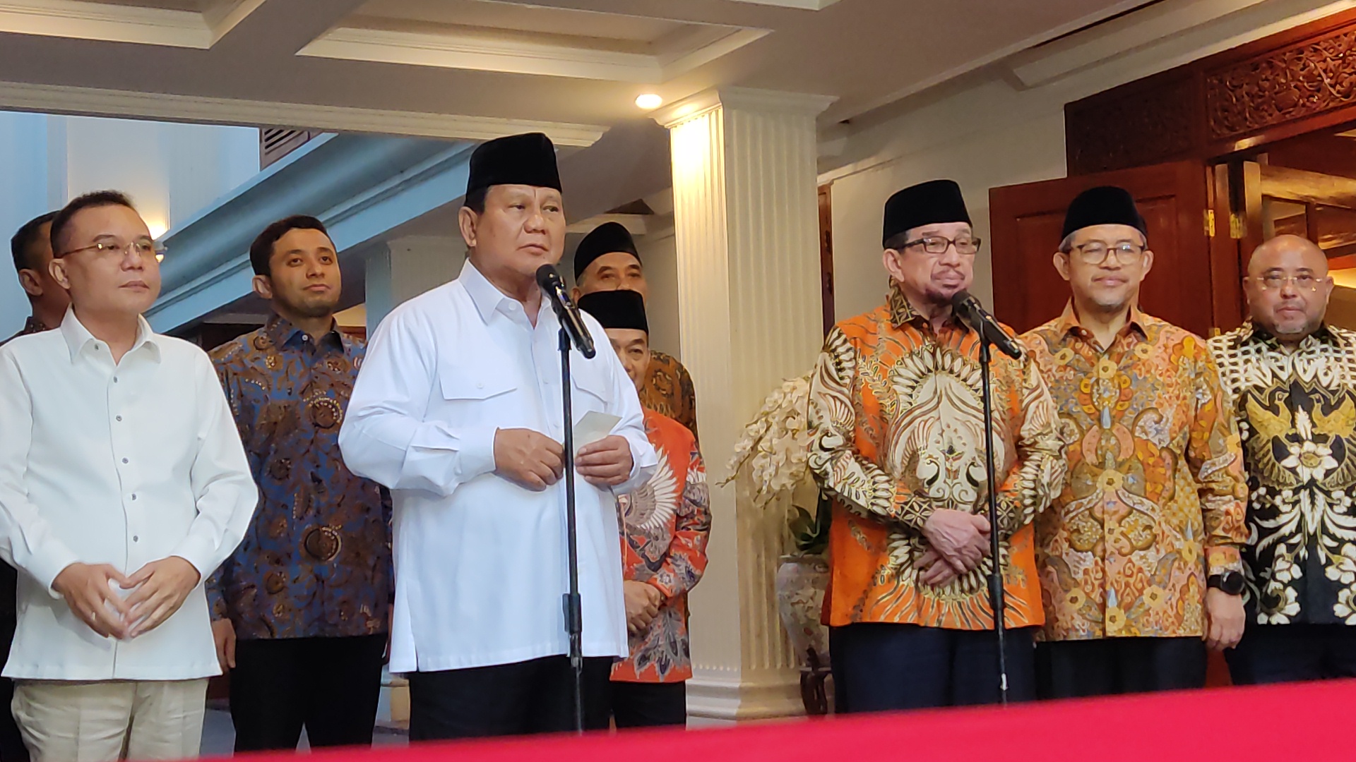 Ketua Majelis Syuro PKS Salim Segaf Al-Jufri (tiga dari kiri) saat memberikan keterangan bersama Prabowo Subianto. (BeritaNasional/ahda)