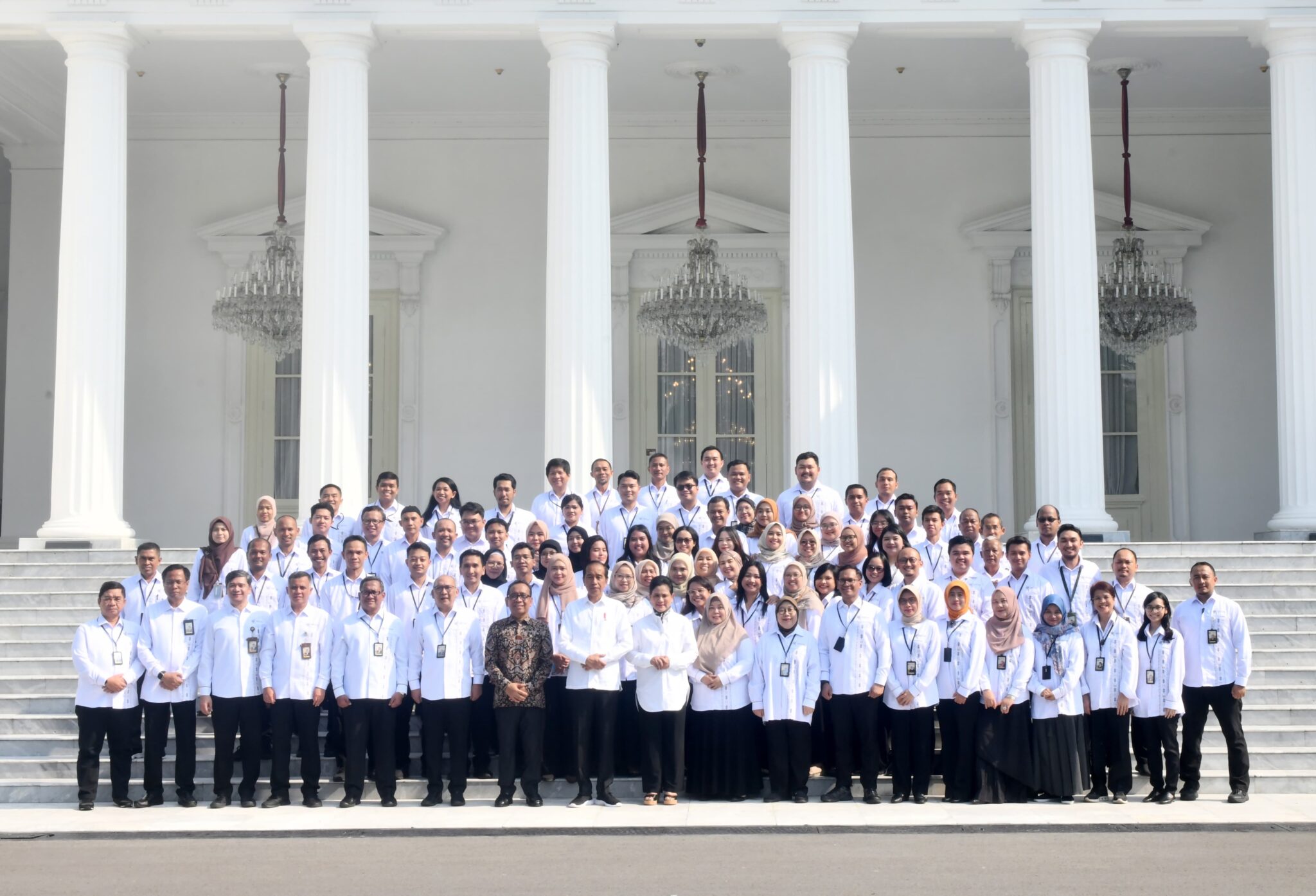 Presiden Joko Widodo dan Ibu Iriana pamitan dengan Keluarga Besar Istana. (Foto/BPMI).