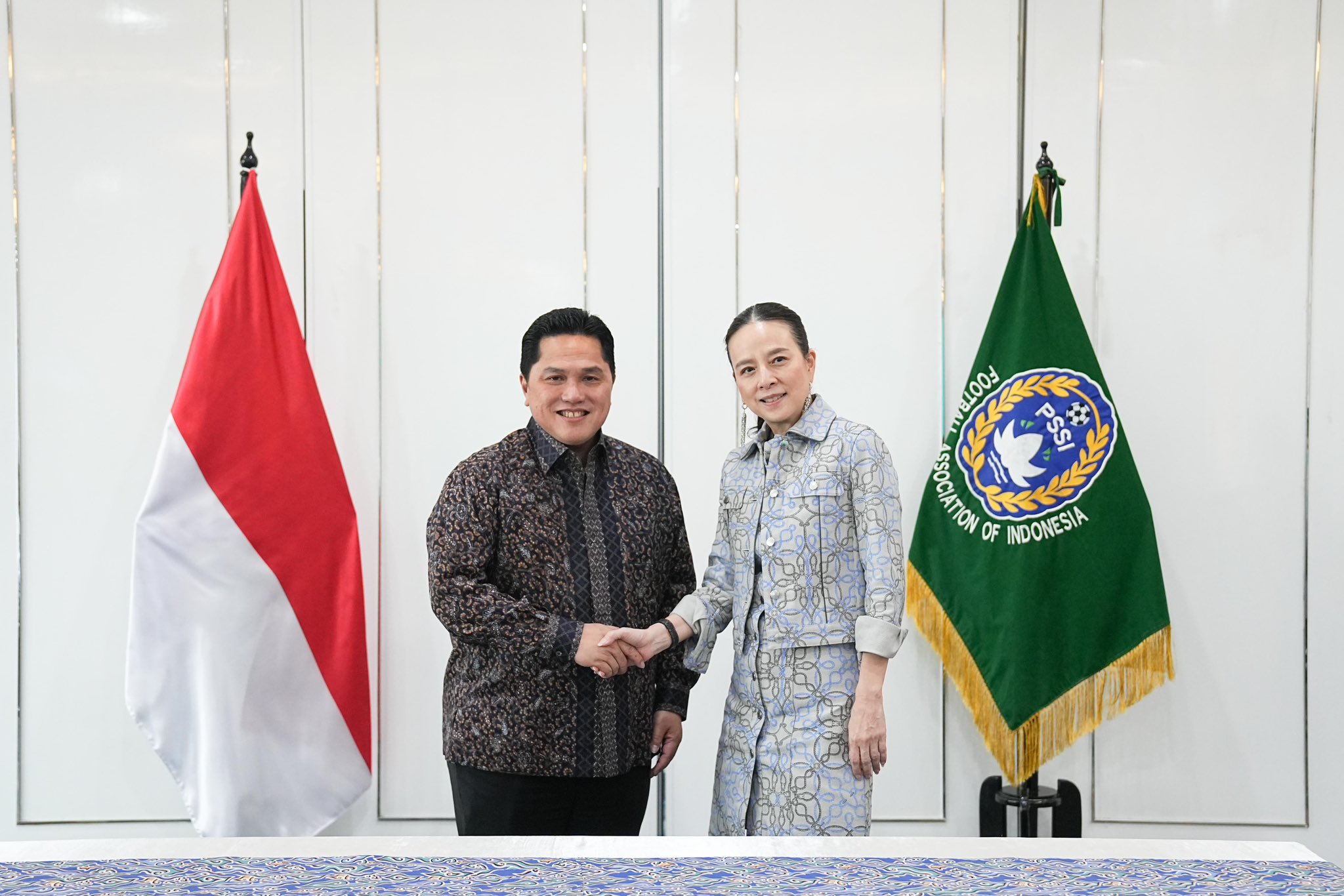 Ketum PSSI Erick Thohir (kiri) dan Presiden Federasi Sepak Bola Thailand, Nualphan Lamsam atau biasa dikenal Madame Pang (kana). (Foto/X/Erick Thohir).