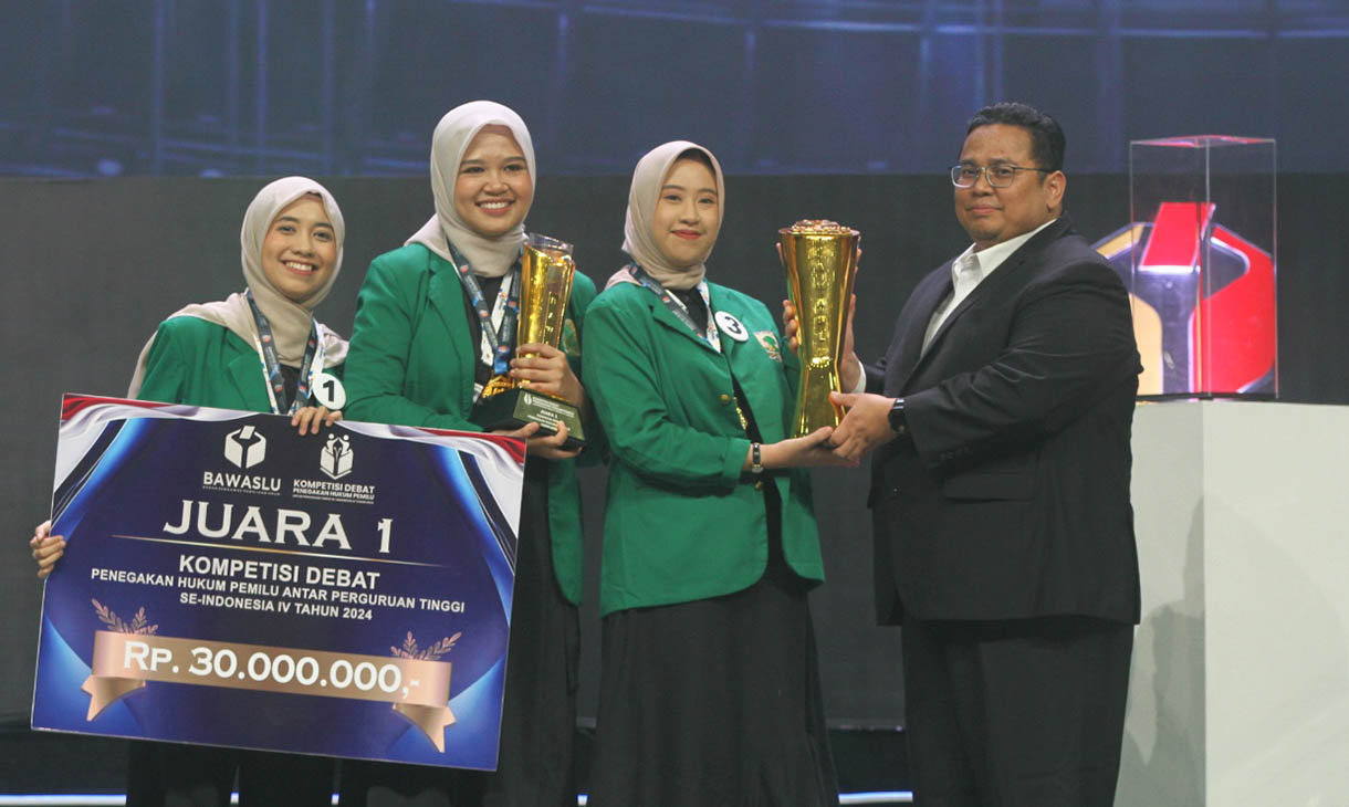 Ketua Bawaslu RI Rahmat Bagja memberikan piagam penghargaan Juara I kepada peserta dari Universitas Andalas di akhir Kompetisi Debat Penegakan Hukum Pemilu Perguruan Tinggi se-Indonesia yang berlangsung di Jakarta, Rabu (23/10/202024) malam. (BeritaNasional.com/Oke Atmaja)