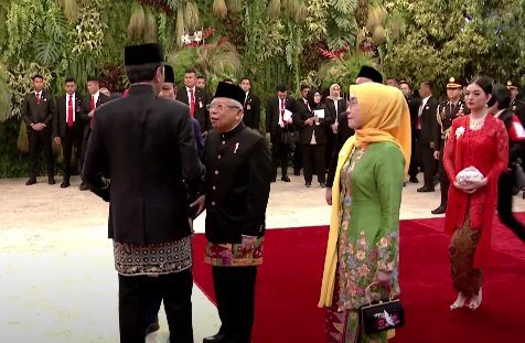 Wapres Ma'ruf Amin berbincang dengan Presiden Jokowi di Gedung MPR. (Foto/Tangkapan layar YouTube Setpres)