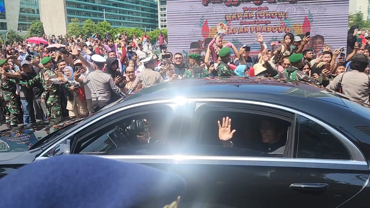 Presiden Jokowi melambaikan tangan saat akan menuju gedung MPR, Senayan, Jakarta. (BeritaNasional/Bachtiarudin)