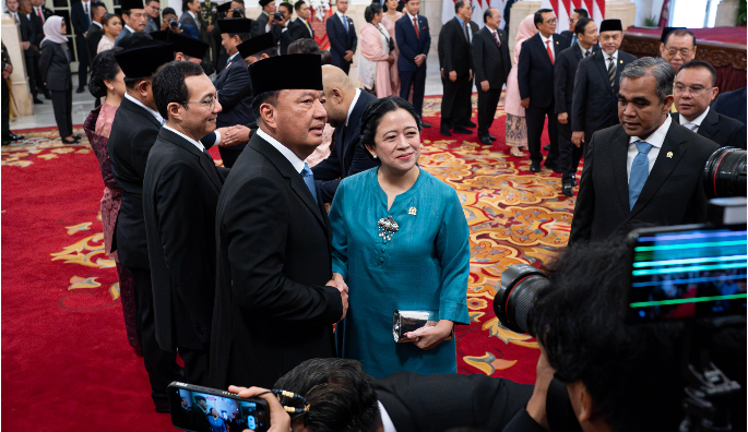 Ketua DPR RI Puan Maharani saat berjabat tangan dengan Menko Politik dan Keamanan Budi Gunawan di Istana Merdeka. (Foto/Tim Media Puan Maharani)