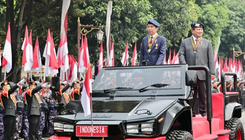 Jokowi dan Prabowo naik jip pindad (Foto/Istimewa)