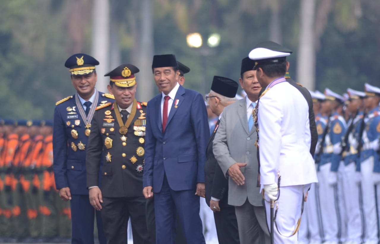 Presiden Jokowi bersama Menhan Prabowo di HUT TNI. (BeritaNasional/Oke Atmaja).