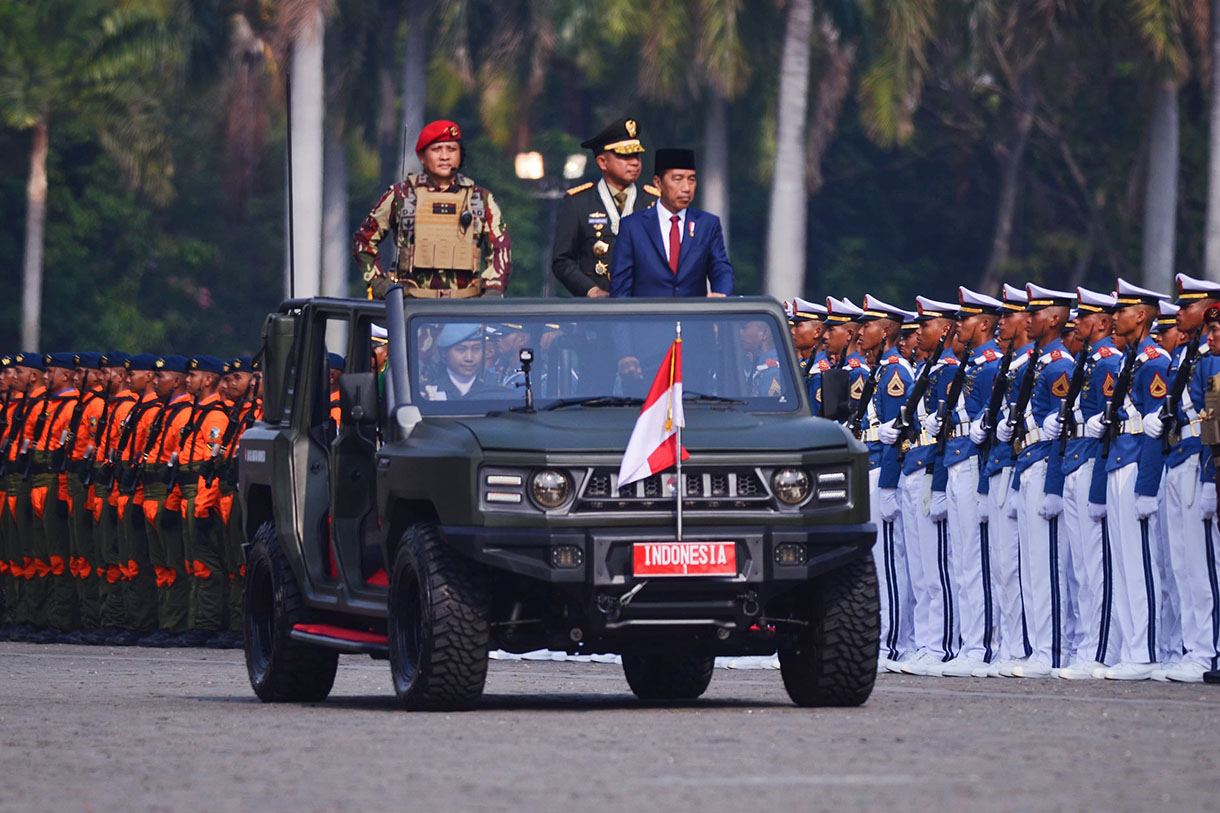 Presiden Joko Widodo (kanan) didampingi Panglima TNI Jenderal TNI Agus Subiyanto (kedua kanan) dan komandan upacara Mayjen TNI Djon Afriandi (kiri) memeriksa pasukan saat menjadi inspektur upacara Hari Ulang Tahun (HUT) ke-79 Tentara Nasional Indonesia (TNI) di Lapangan Silang Monumen Nasional (Monas), Gambir, Jakarta, Sabtu (5/10/2024).(BeritaNasional.com/Oke Atmaja)