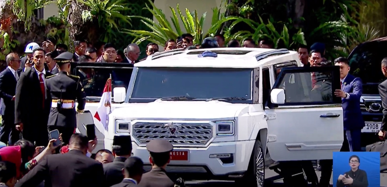 Naik Mobil MV3 Garuda Limousine, Prabowo Antar Jokowi ke Bandara Halim. (Foto/YouTube Sekretariat Presiden)