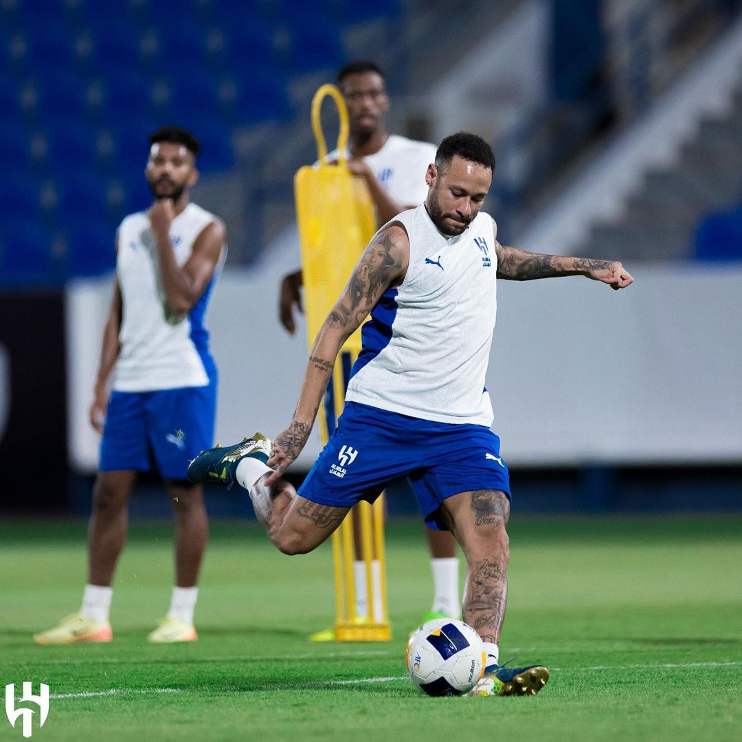 Pesepak bola klub Al Hilal Neymar berlatih bersama rekan setimnya. (Foto/Instagram @neymarjr)