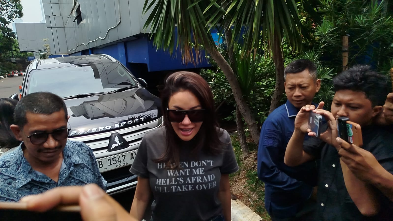 Artis Nikita Mirzani akan melaporkan pengacara Razman Arif Nasution ke polisi. (BeritaNasional/Bachtiarudin)