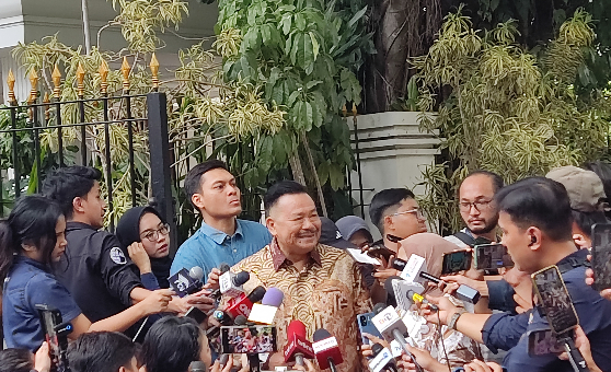 Pengacara Otto Hasibuan setelah bertemu dengan Prabowo Subianto di Jalan Kertanegara Nomor 4, Jakarta Selatan. (BeritaNasional/ahda)