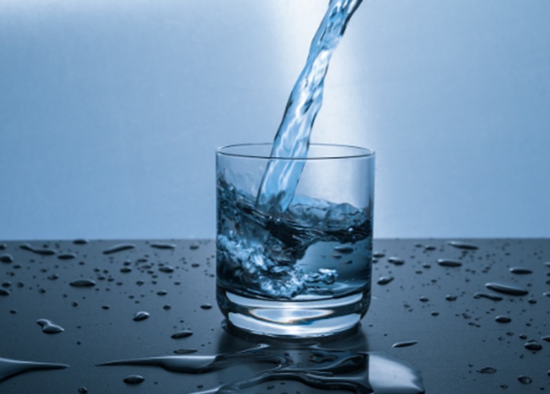 Ilustrasi pakai water purifier (Foto/Pixabay)