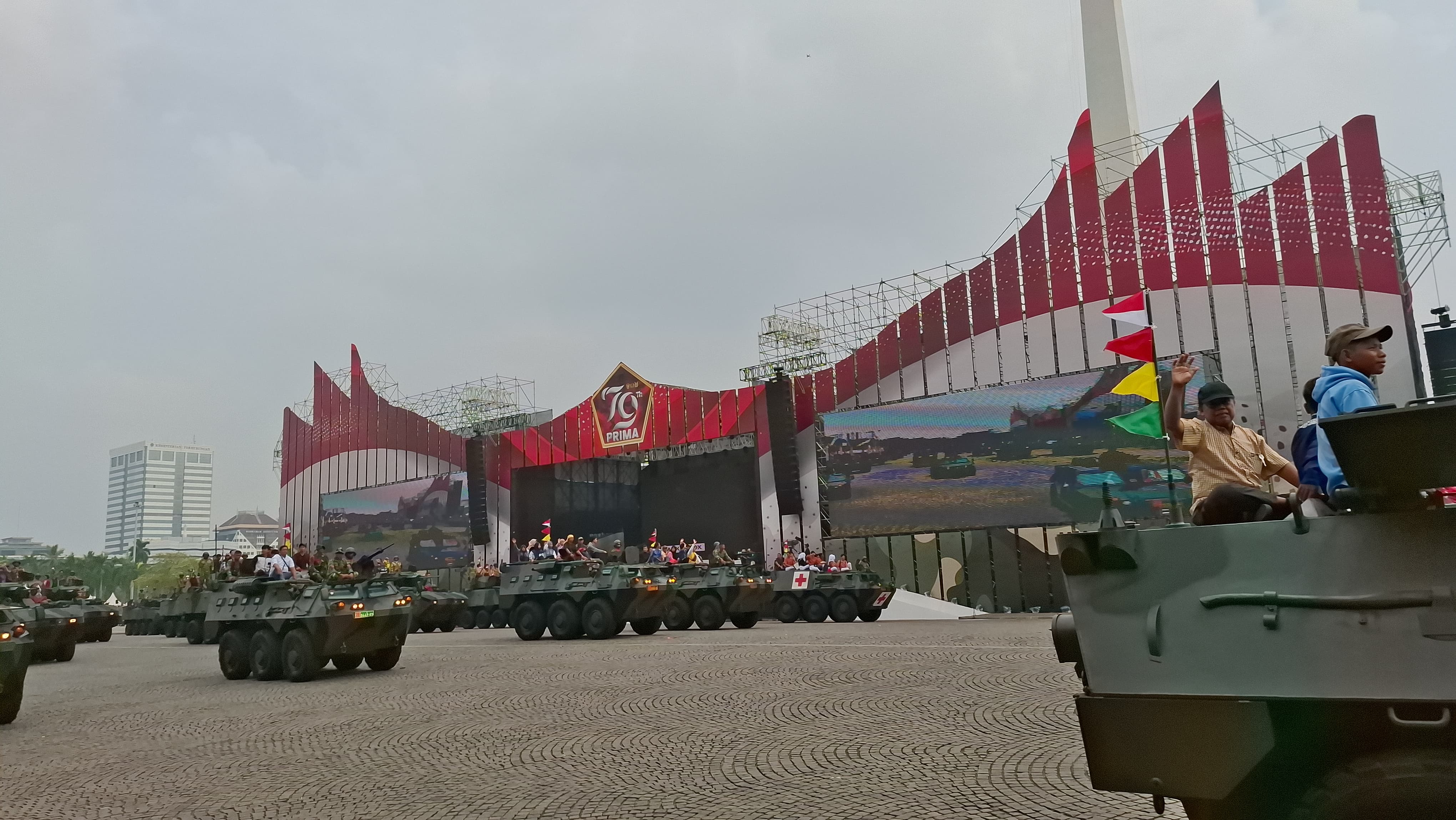 Panggung HUT ke-79 TNI Bernuansa Istana IKN. (BeritaNasional/Bachtiarudin).