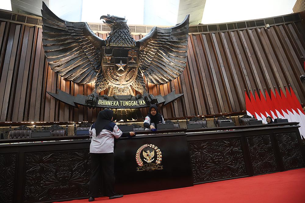 Pekerja melakukan bersih-bersih ruang rapat rapat paripurna yang akan digunakan pada pelantikan Presiden dan Wakil Presiden terpilih. (BeritaNasional/Elvis Sendouw)