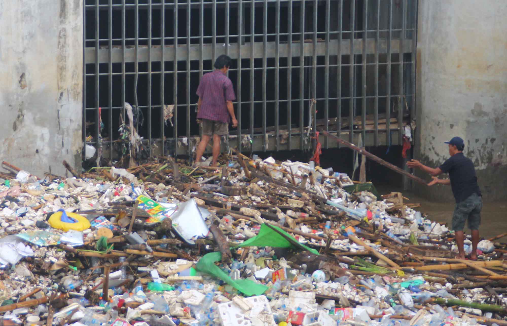 Ilustrasi sampah di Kali Jakarta. (BeritaNasional/Oke Atmaja).