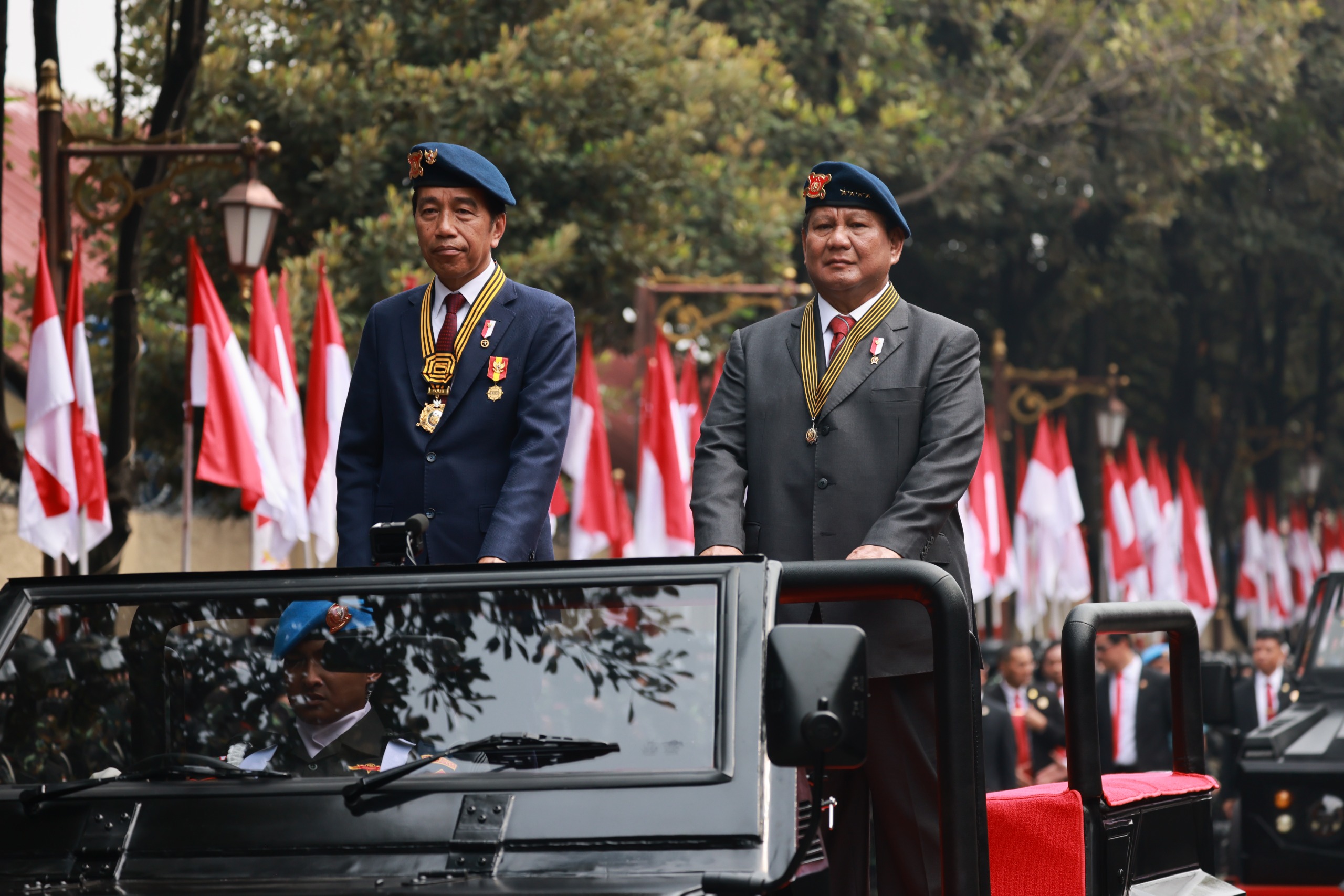 Presiden Jokowi bersama Menteri Pertahanan yang juga Presiden terpilih Prabowo Subianto saat upacara penganugerahan medali kehormatan keamanan dan keselamatan publik Loka Praja Samrakshana. (BeritaNasional/Menhan/Elvis Sendouw)