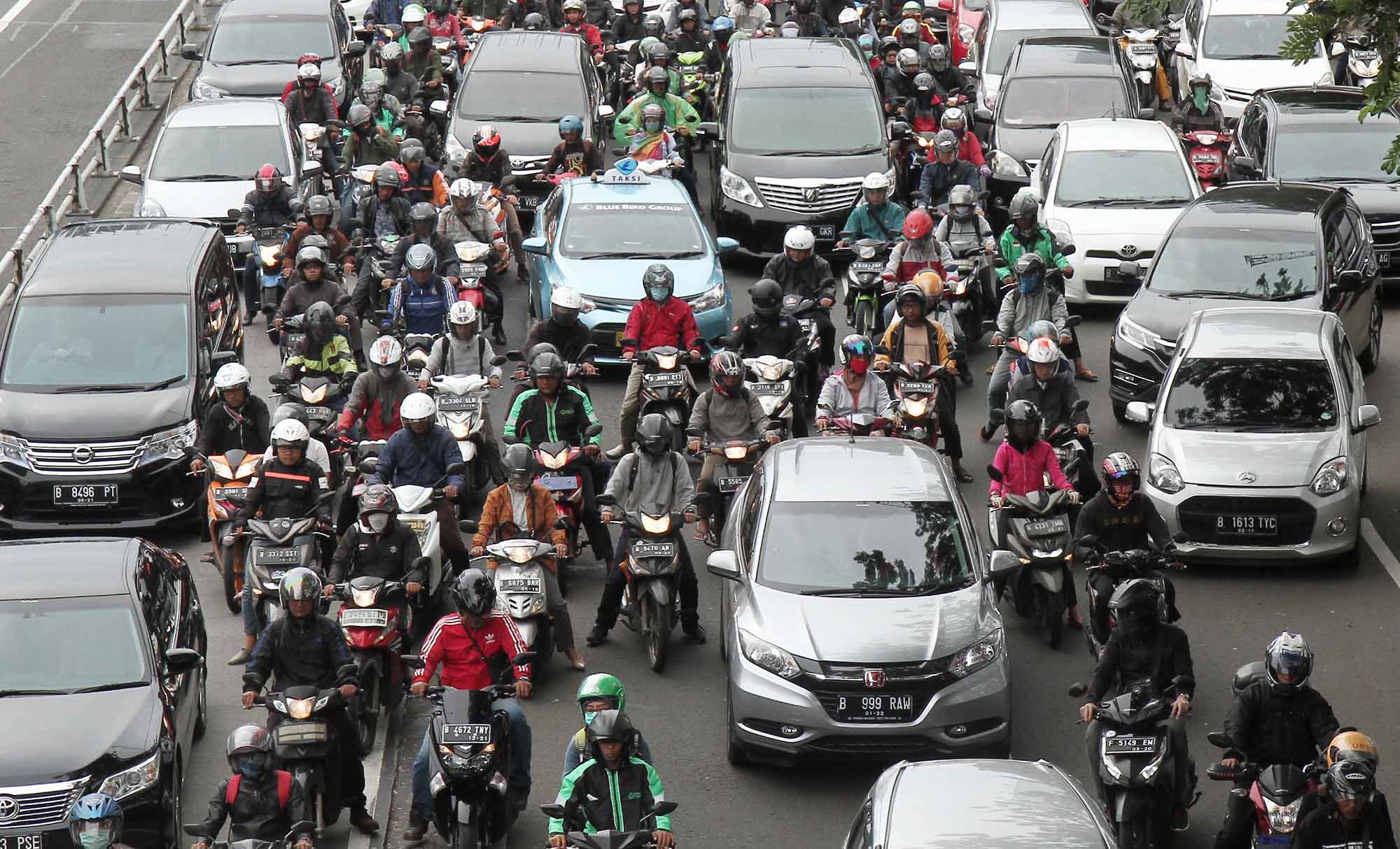 Sejumlah pengendara sepeda motor terjebak kemacetan di Jalan Gatot Soebroto, Jakarta, Kamis (17/10/2024). (BeritaNasional.com/Oke Atmaja)