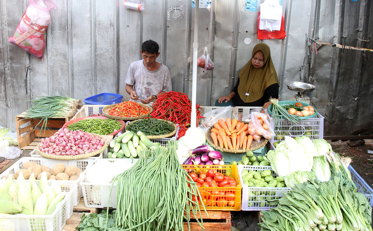 Pedagang menunggu pembeli di Pasar rumput, Jakarta, Selasa (8/10/2024). (BeritaNasional.com/Oke Atmaja)