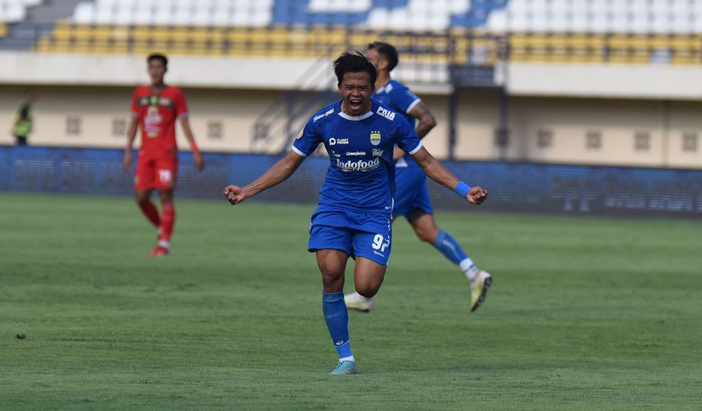 Gelandang PERSIB, Edo Febriansah merayakan gol ke gawang Persebaya Surabaya di Stadion Si Jalak Harupat Kabupaten Bandung, Jumat (18/10/2024). (Foto/Persib.co.id)