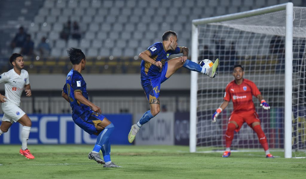 Gelandang Persib Tyronne Del Pino melakukan akselerasi di depan gawang Lion City Sailors di Stadion Si Jalak Harupat. (Foto/Persib)