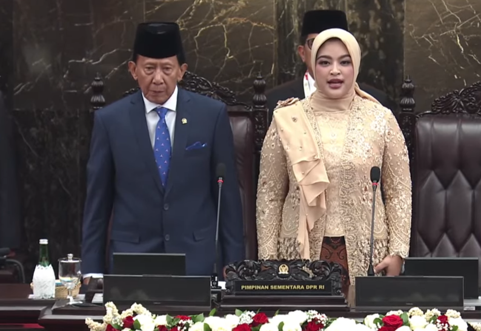 Pimpinan DPR Sementara Ketua Guntur Sasono (kiri) dan  Wakil Ketua Annisa Mahesa (kanan). (Foto/YouTube DPR RI).