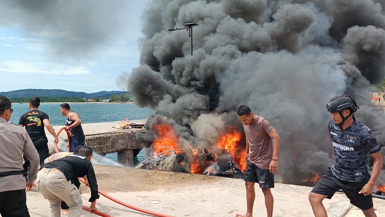 Kebakaran speedboat Calon Gubernur Maluku Utara (Malut), Benny Laos. (Foto/Polres Pulau Taliabu).