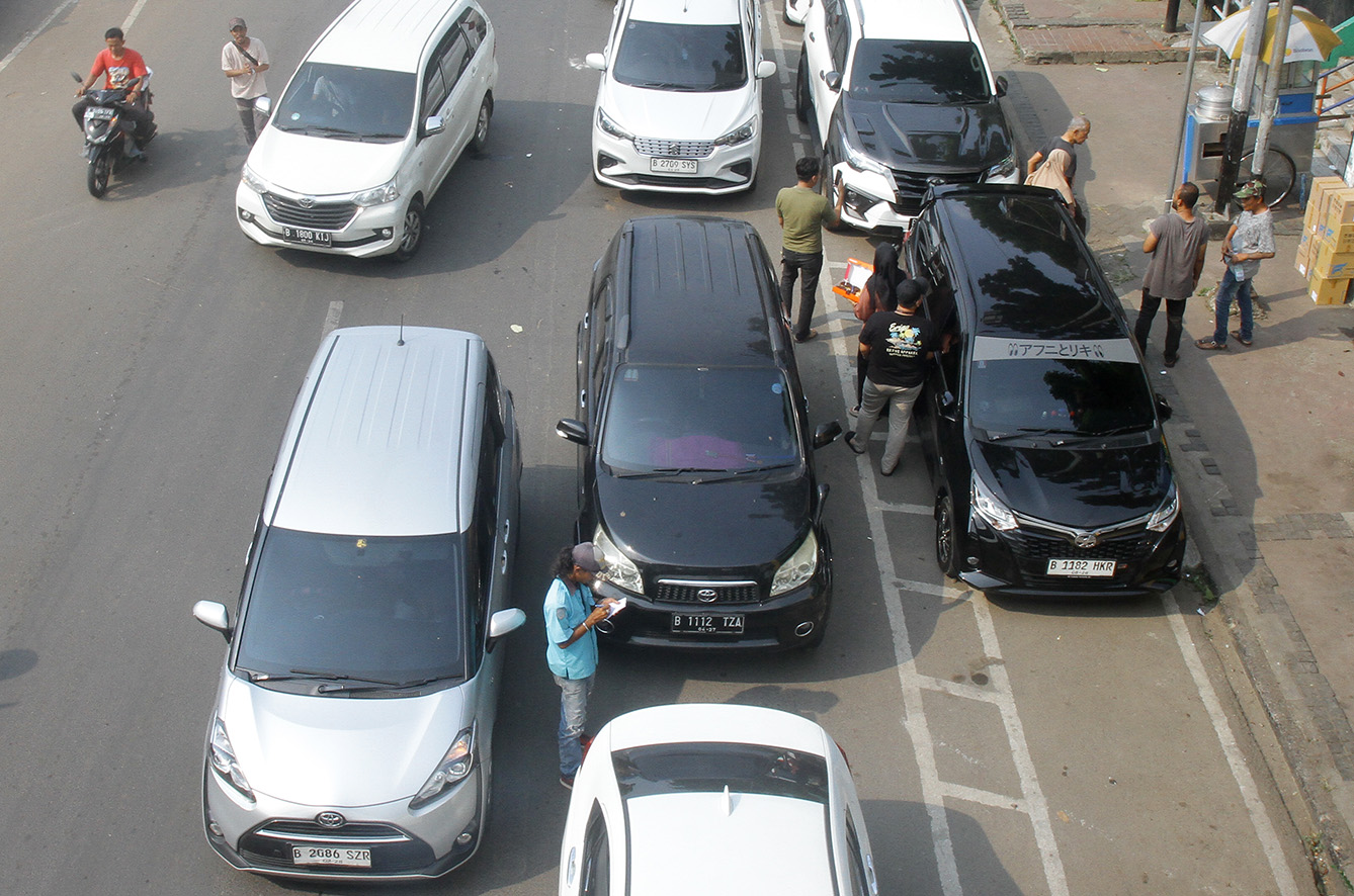 Sejumlah kendaraan parkir sembarangan di ruas jalan Jakarta. (BeritaNasional/Oke Atmaja).