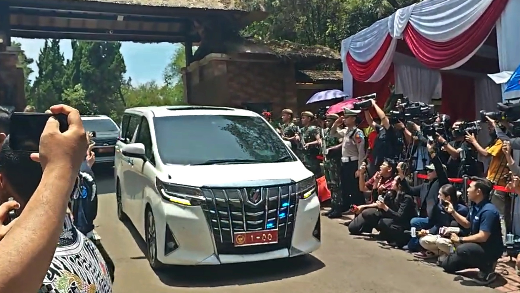 Prabowo Subianto meninggalkan lokasi menggunakan kendaraan pribadi (BeritaNasional/Panji Septo R)