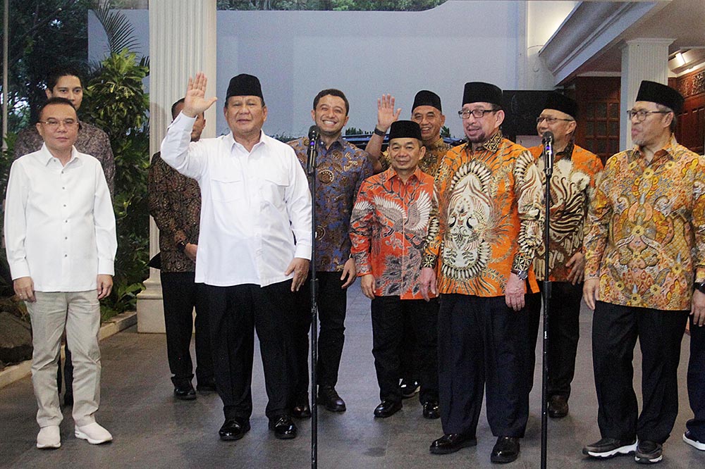 Presiden terpilih (2024-2029) yang juga Ketua Umum Partai Gerindra Prabowo Subianto (kedua kiri) didampingi Ketua Harian DPP Partai Gerindara Sufmi Dasco Ahmad (kiri) menerima kunjungan silahturahmi pimpinan PKS (BeritaNasional/Elvis Sendouw)