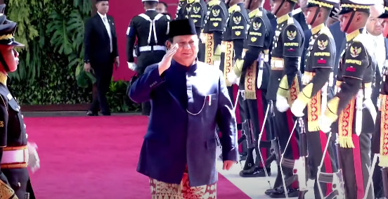 Presiden Terpilih Indonesia Prabowo Subianto berjalan di karpet merah setiba di gedung MPR Jakarta, Minggu (20/10/2024)