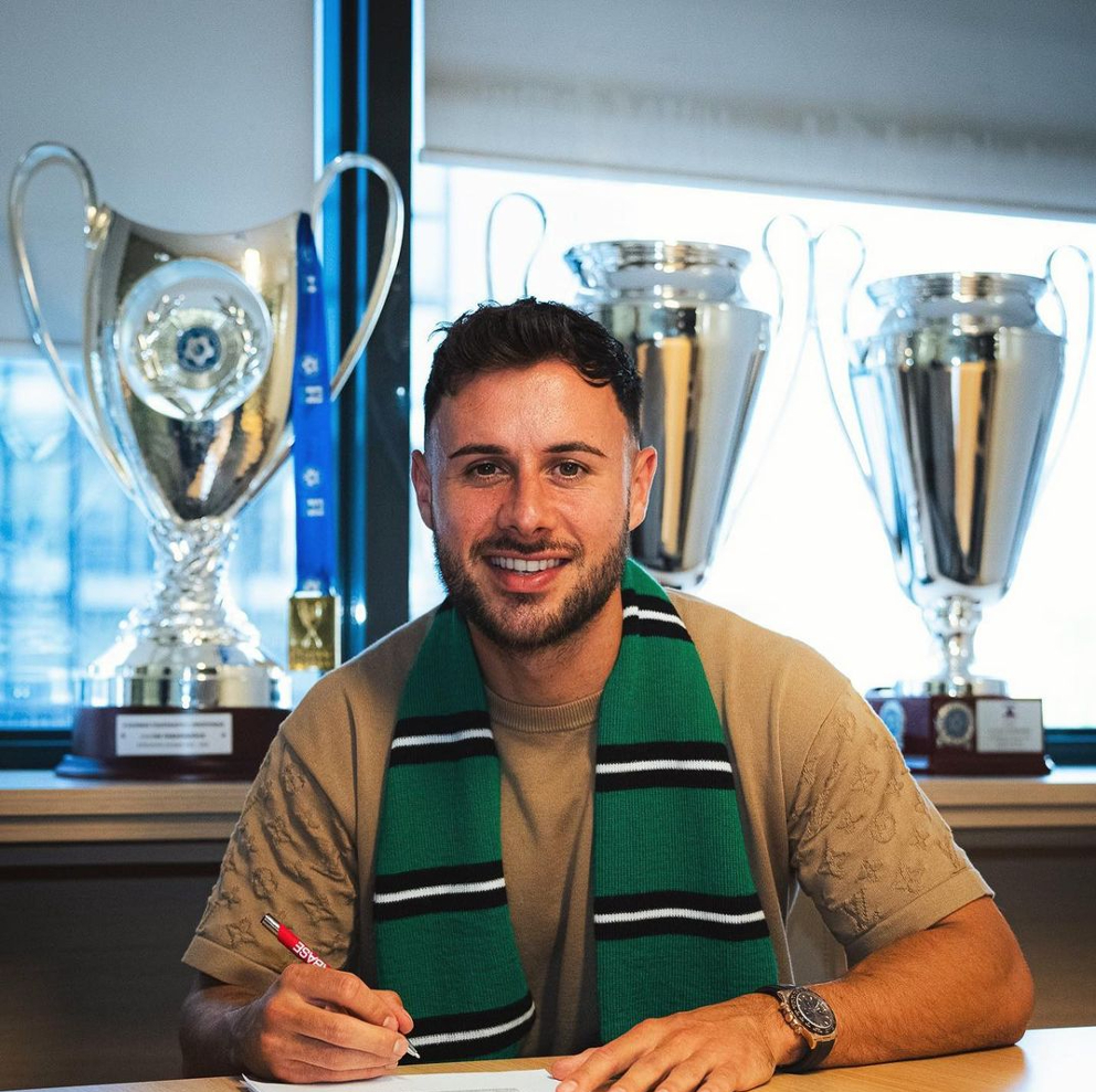 George Baldock saat menandatangani kontrak dengan klub Panathinaikos. (Foto/instagram @georgebaldock)