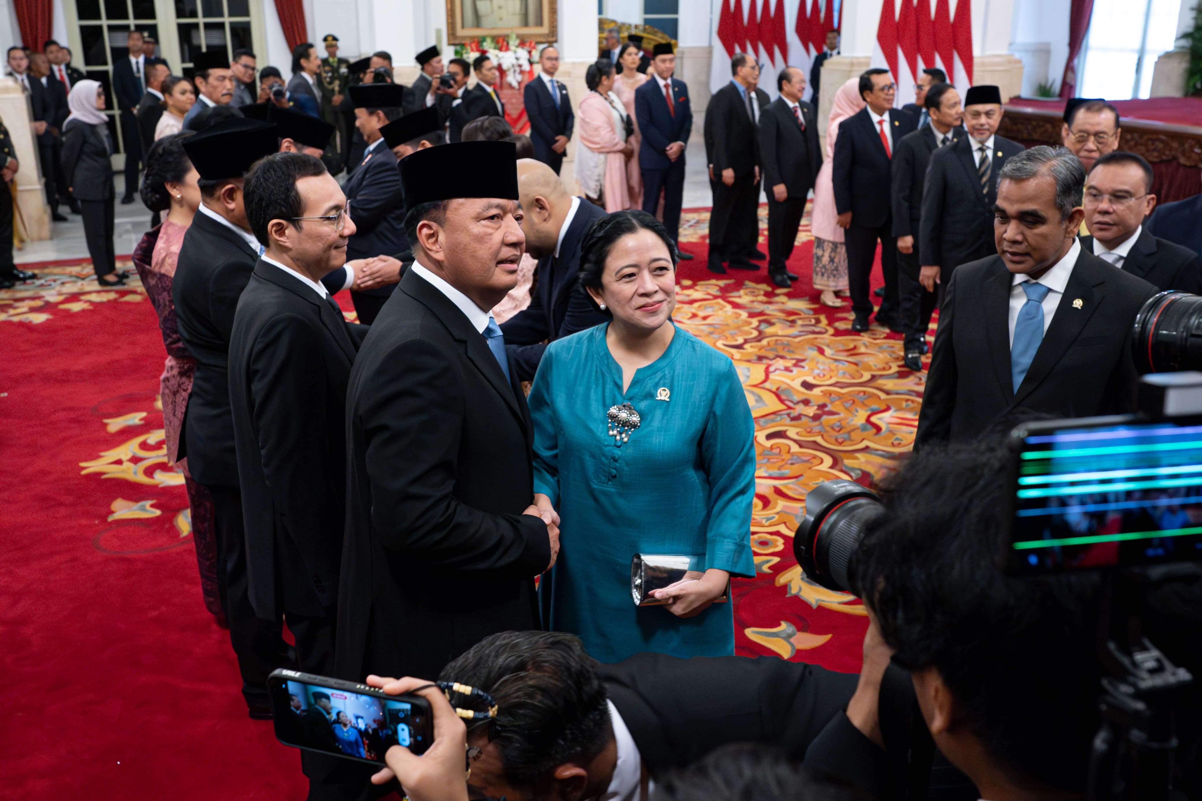 Ketua DPR RI Puan Maharani saat berjabat tangan dengan Menko Politik dan Keamanan Budi Gunawan di Istana Merdeka. (Foto/Tim Media Puan Maharani)