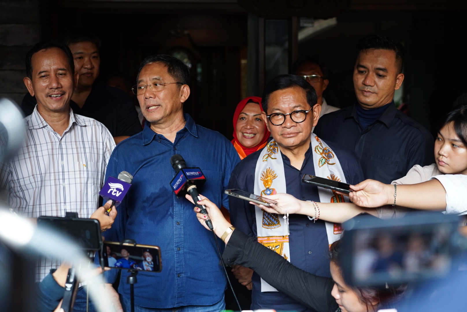 Calon gubernur Jakarta Pramono Anung (kanan) saat bertemu Boy Sadikin. (Foto/Tim Pramono-Rano).